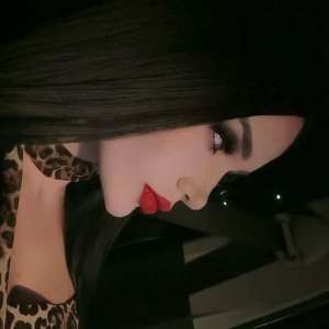 Uzun siyah saçlı seksi bayan Yezda